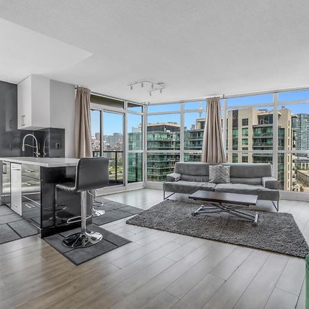 2 Bedroom Waterfront Condo Downtown W/ Free Parking Toronto Exterior photo