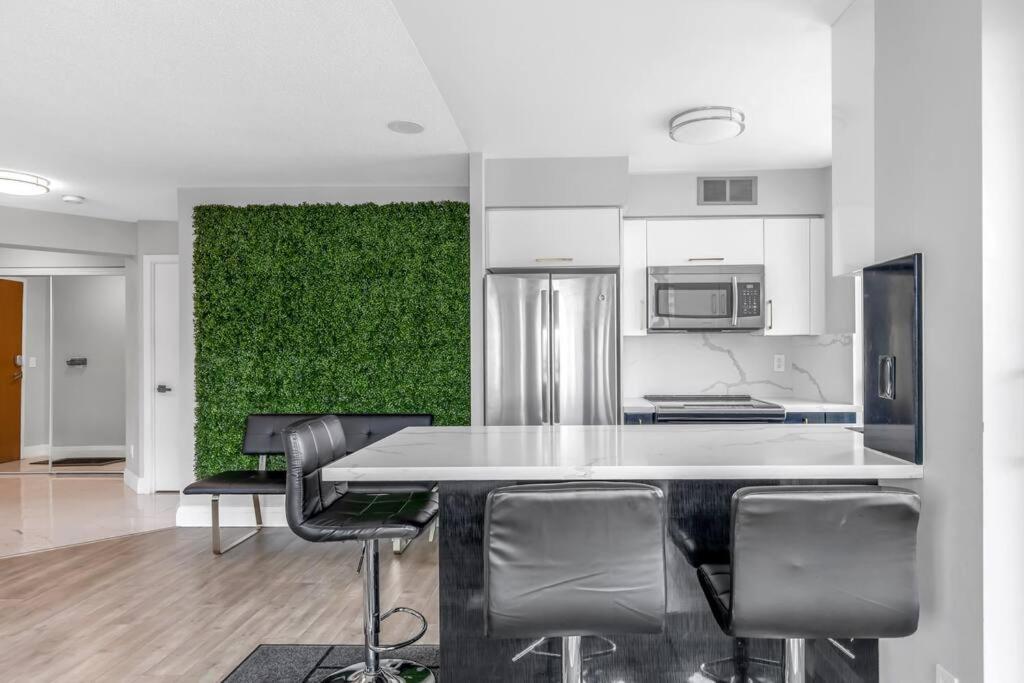 2 Bedroom Waterfront Condo Downtown W/ Free Parking Toronto Exterior photo