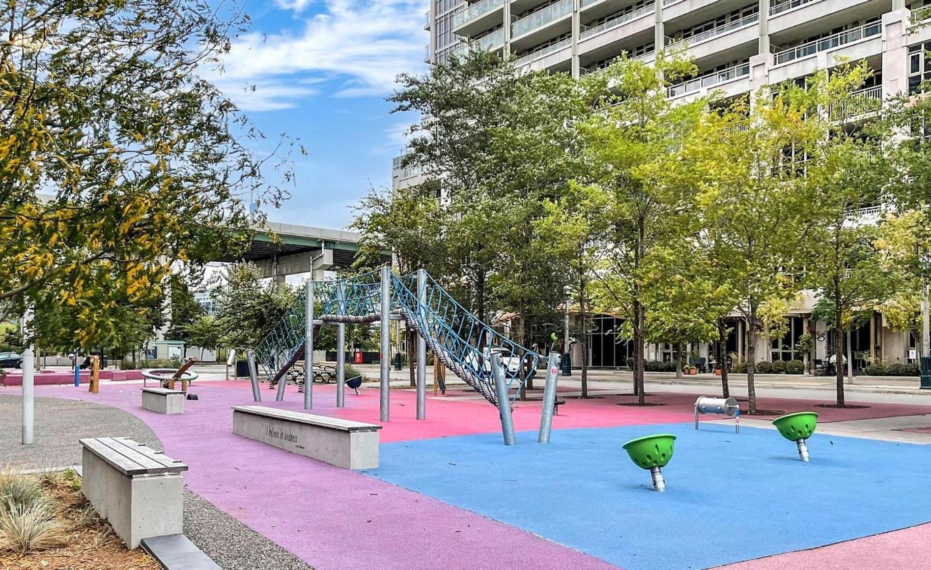 2 Bedroom Waterfront Condo Downtown W/ Free Parking Toronto Exterior photo