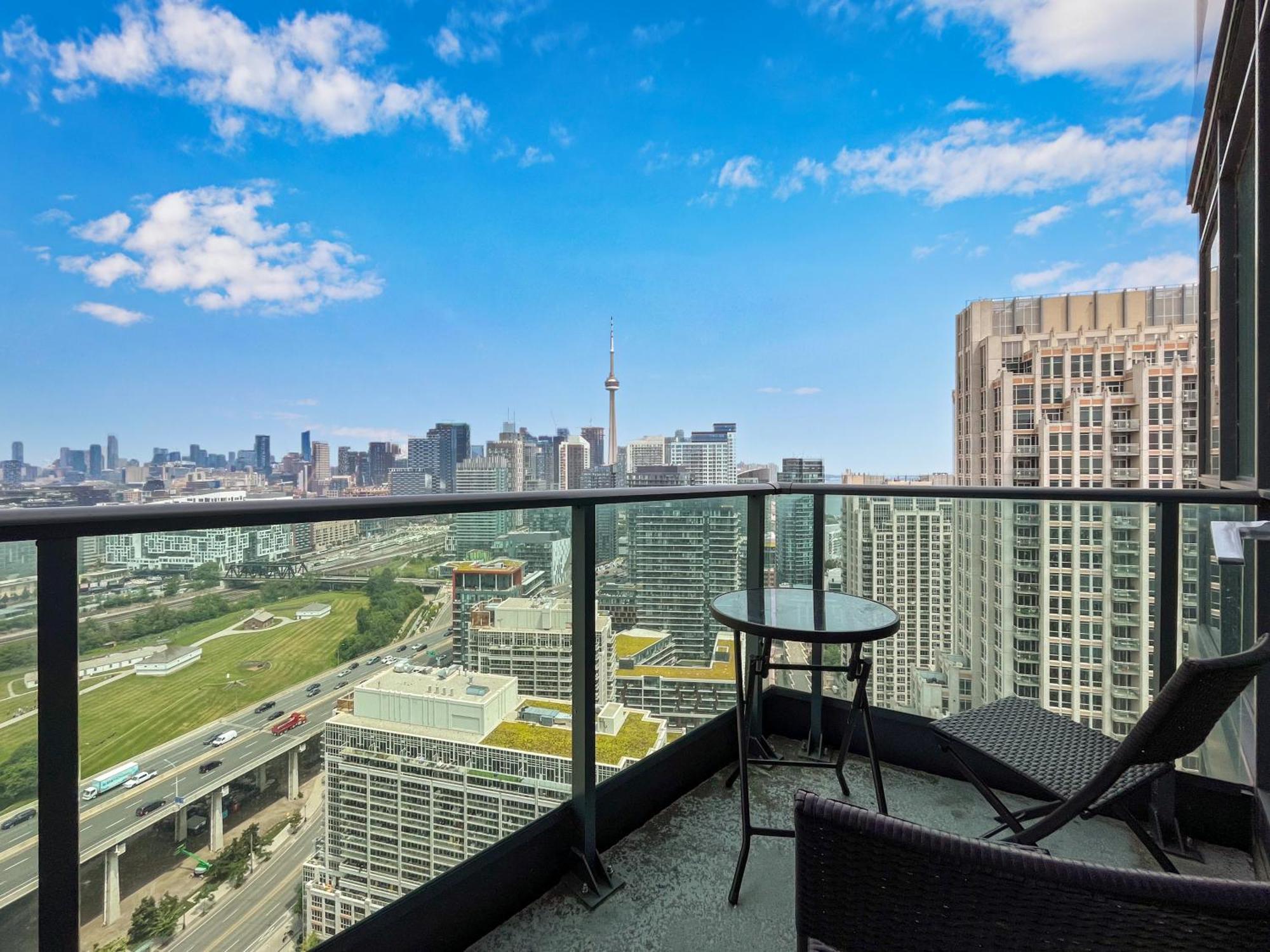 2 Bedroom Waterfront Condo Downtown W/ Free Parking Toronto Exterior photo
