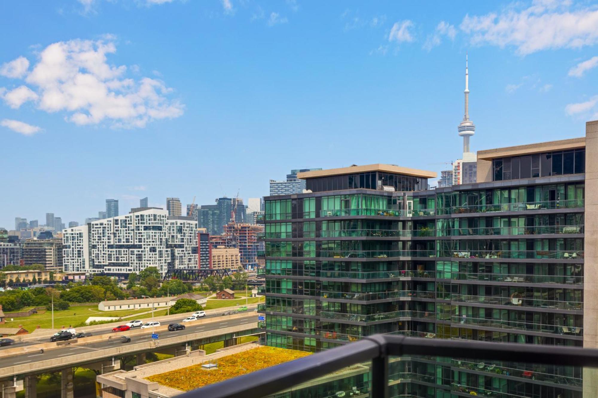 2 Bedroom Waterfront Condo Downtown W/ Free Parking Toronto Exterior photo