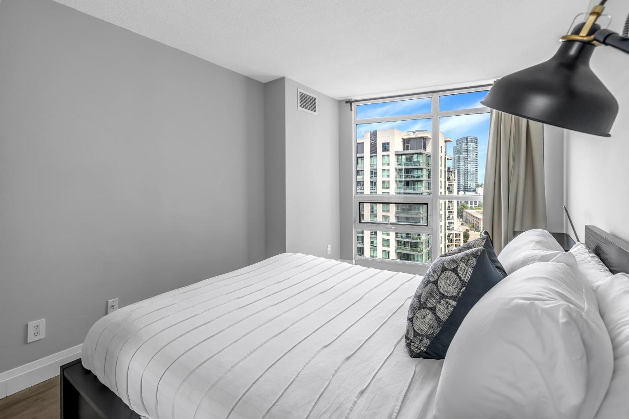2 Bedroom Waterfront Condo Downtown W/ Free Parking Toronto Exterior photo